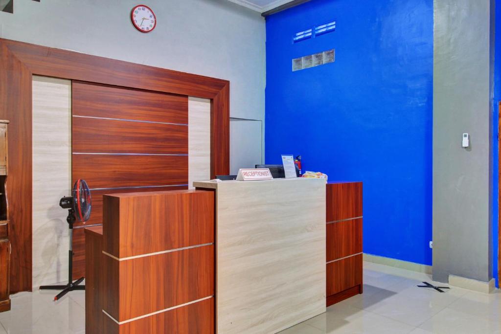 Hotel O Gm Guest House의 실내 객실과 편의시설
