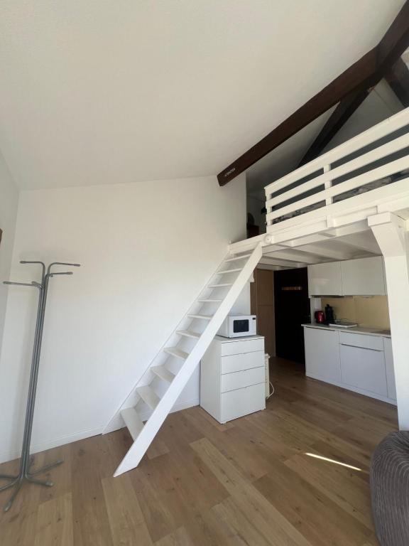 Lovely studio perfect for couples close to beach - 5