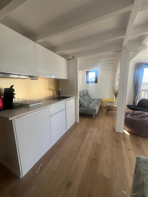 Lovely studio perfect for couples close to beach - 3