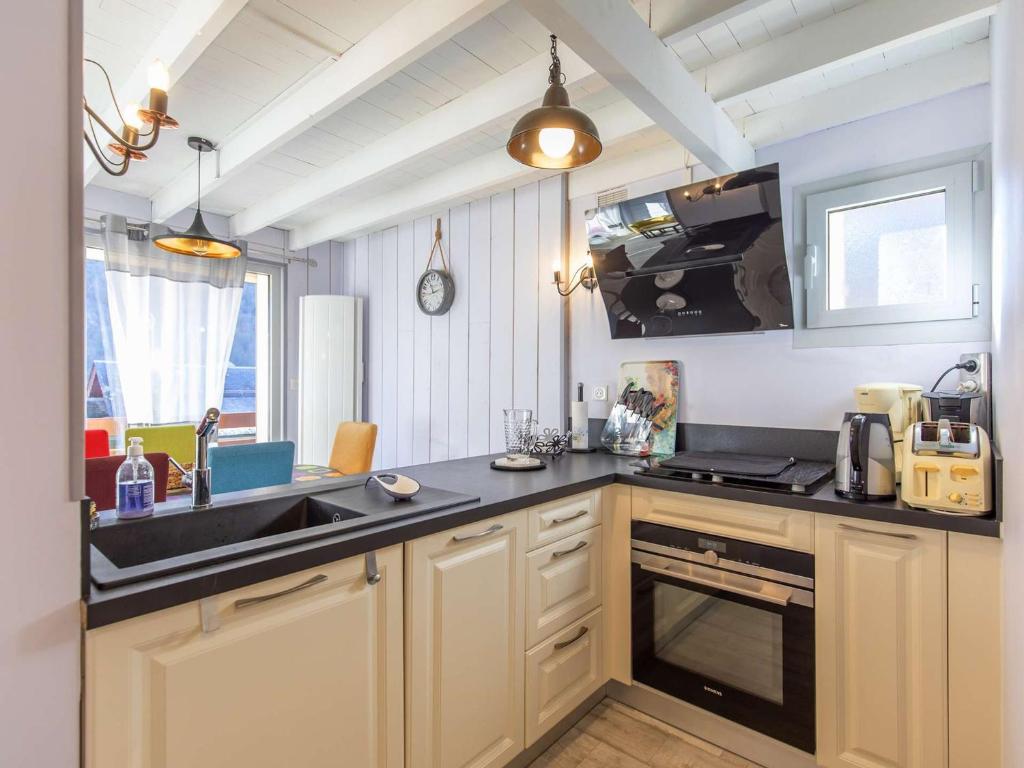 Appartement T3 avec petite terrasse, 2 chambres, parking à Cauterets - FR-1-401-313 - 2