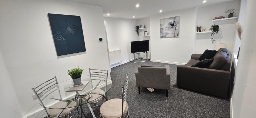 Modern Central 2-Bed Plymouth Apartment photo 2