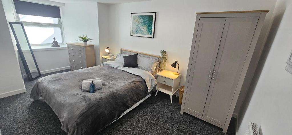 Modern central 2-bed Plymouth apartment - dog-friendly refurbished self-catering