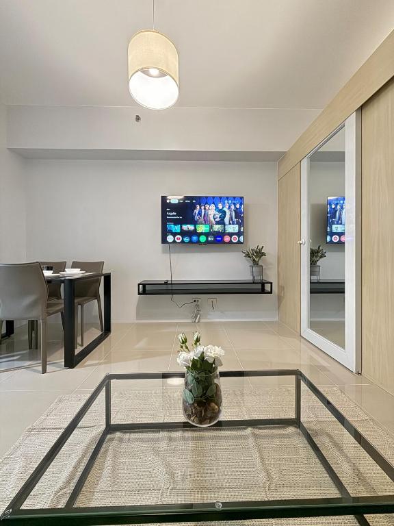 Jazz mall Tower 4 Rm 323 Spacious 1 bedroom with Balcony netflix 100mbps, Manila