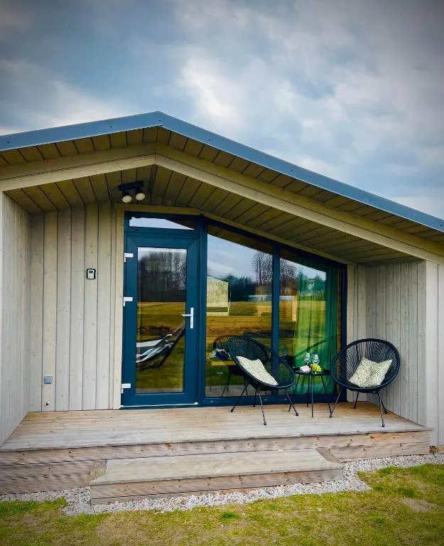 Tingulis charming cabin with a private pond，位于Dirkintai的酒店