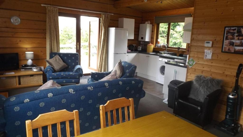 Hand built log cabin at Avonvale Holiday Lodges, Evesham