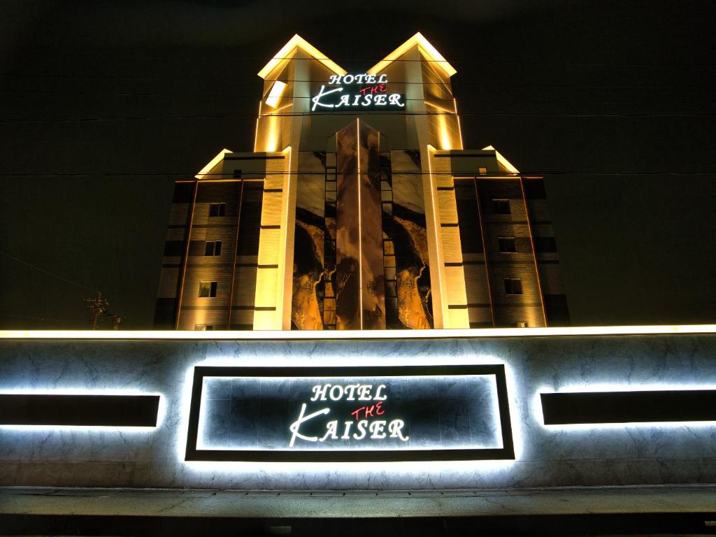 3. HOTEL Th..