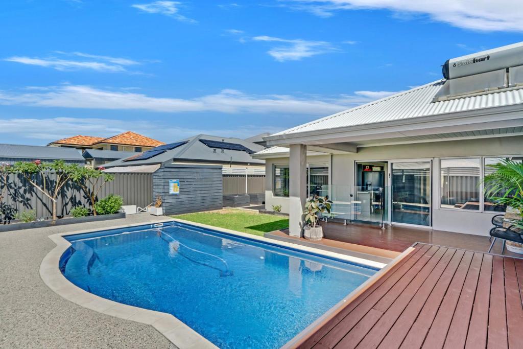 Salt and Serenity - Beachside Escape with Pool, Stratham