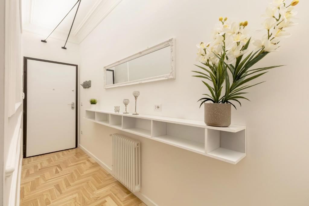 Hostly-Puccini Luxury Home-Near Colosseum & Trevi - 3