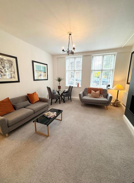 Modern 2 bed with parking in Marlow, Marlow