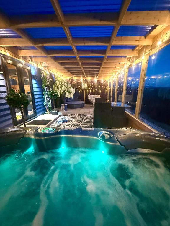 Barlosh Luxury Tpod PiperHill pool table, hot tub, 2 indoor outdoor terraces, BBQ, Firepit, lots of extras, Ochiltree