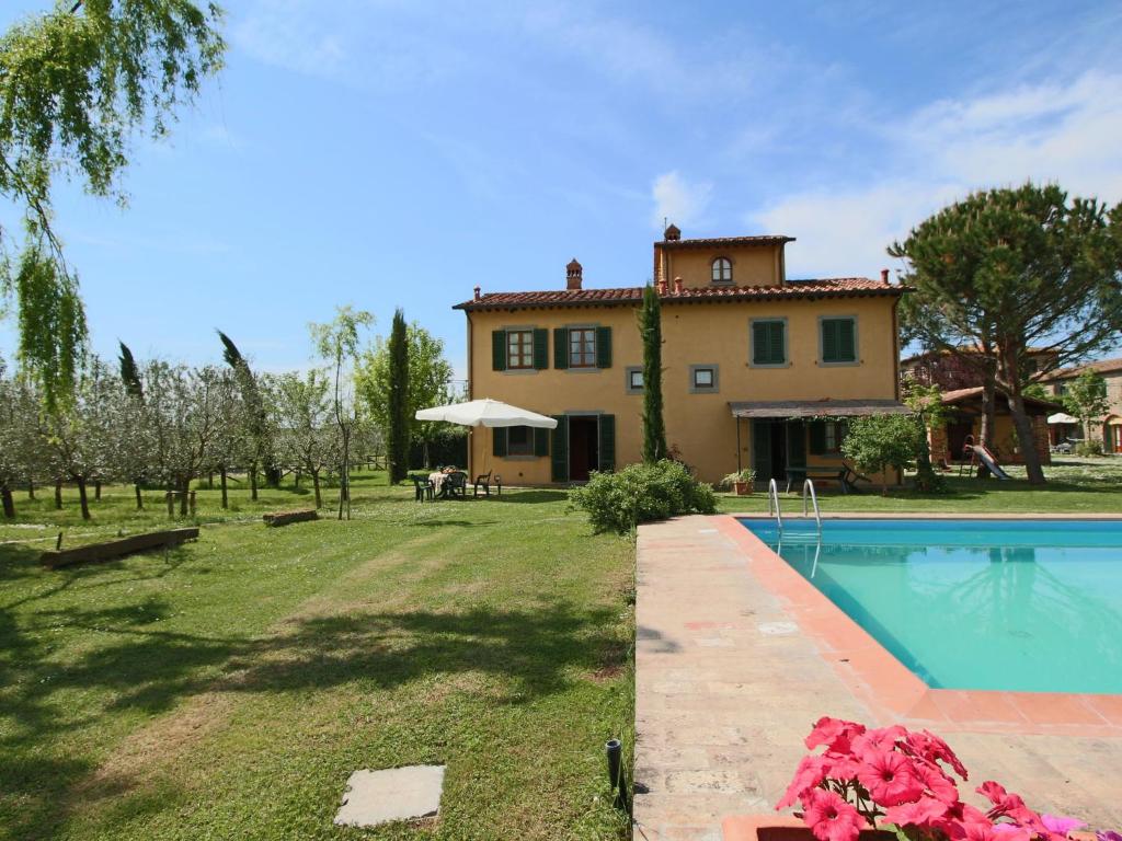 Beautiful holiday home with view over Cortona in beautiful surroundings