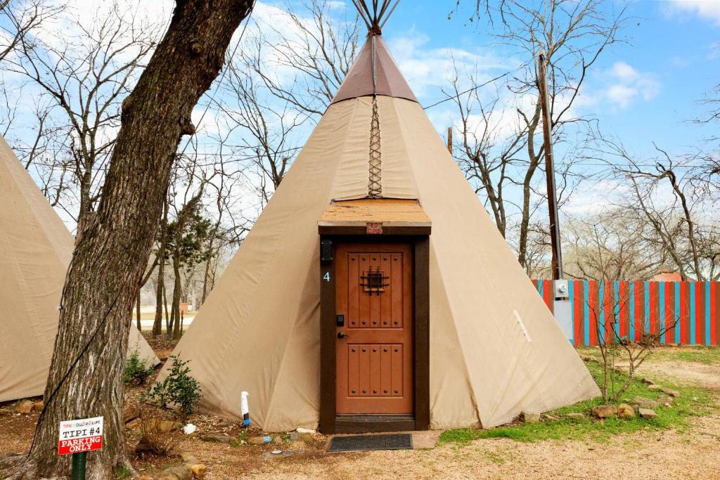 Red Cloud - Tipi 4, New Braunfels