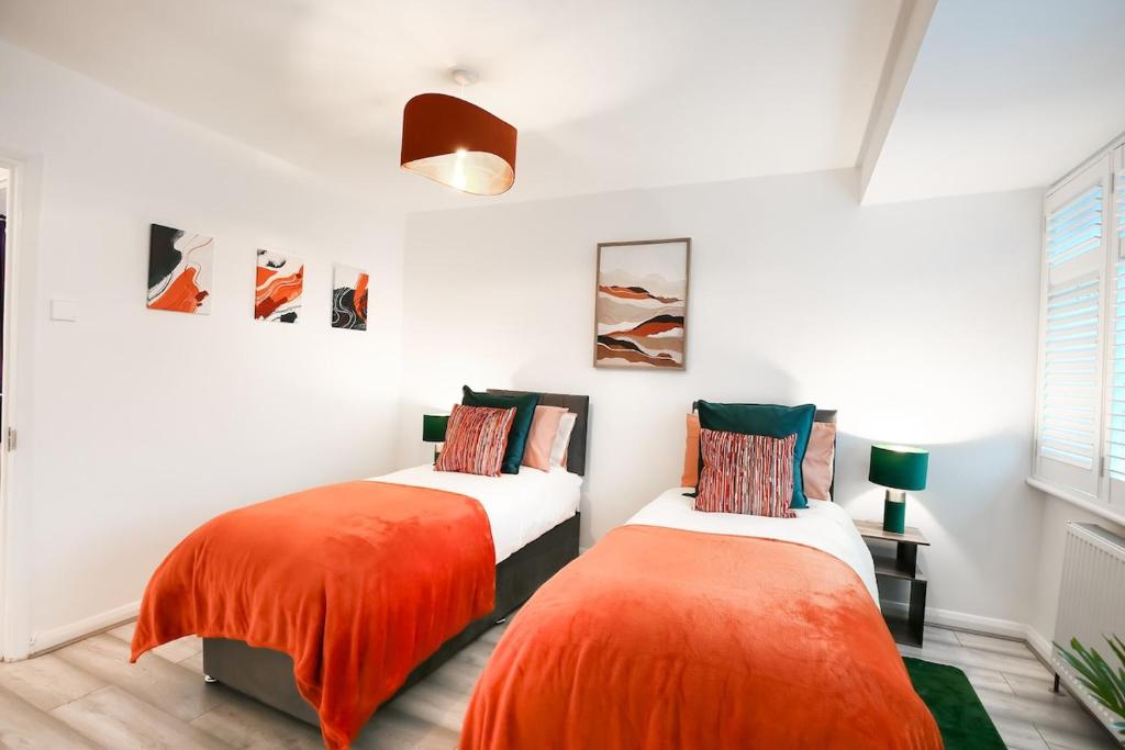 2BR Near Tottenham Stadium - WiFi - Free Parking, Ponders End