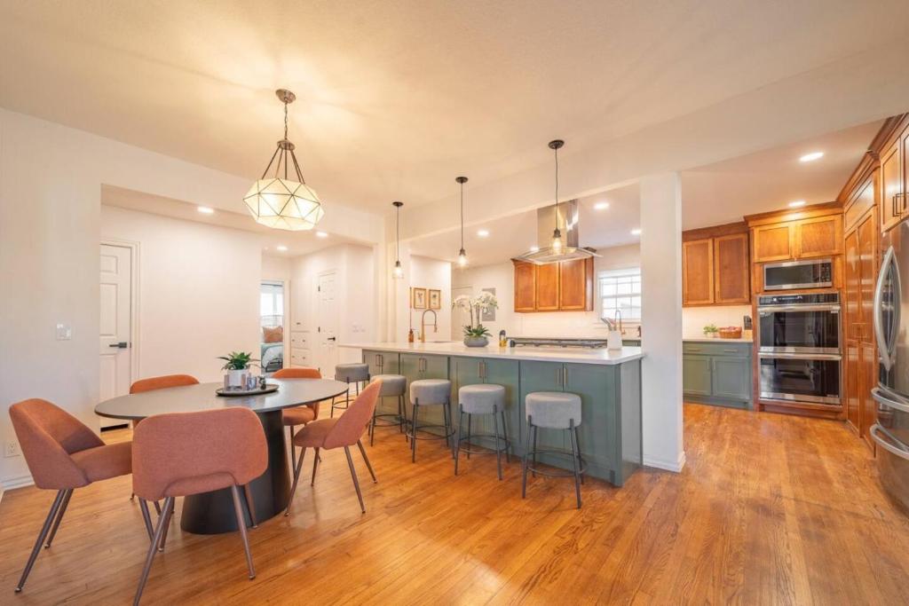 New 4 Br, Okc, Walk 2 Ou Med, Sleeps 8, 4 King Bed, Oklahoma City