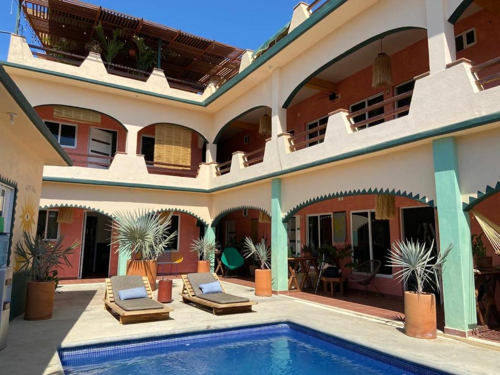 Pineapple Mansion, Paso Hondo