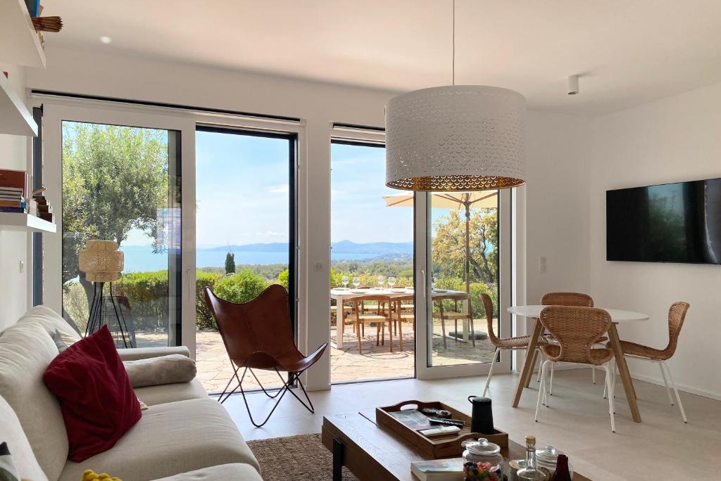 Superbe petite villa moderne surplombant la mer - 2