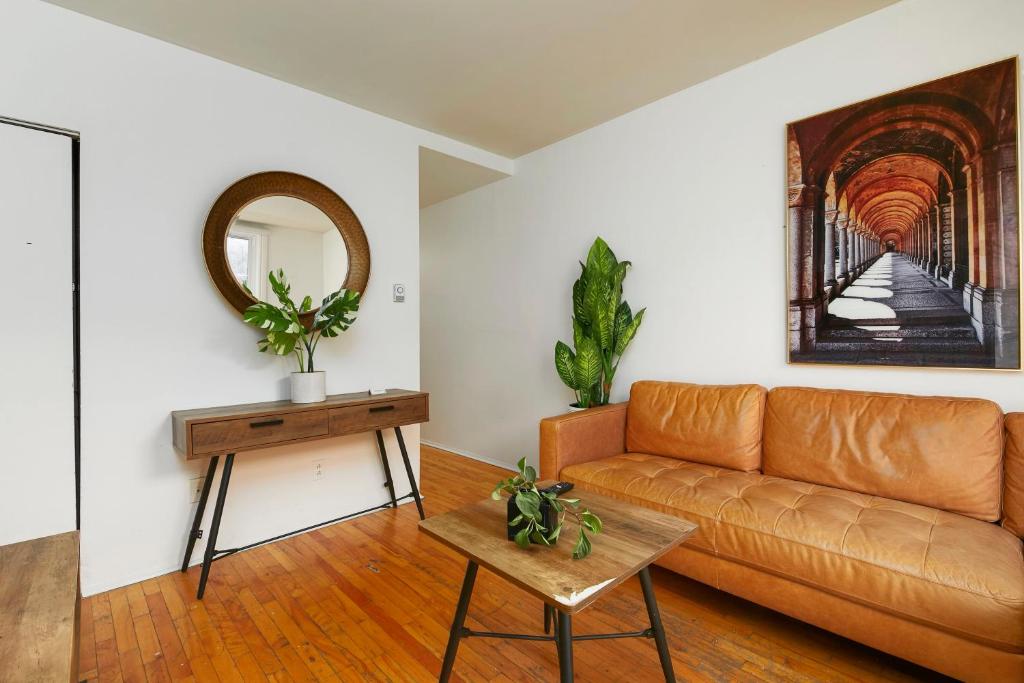 Sunlit 2BR in Plateau Mont Royal Downtown, Montreal