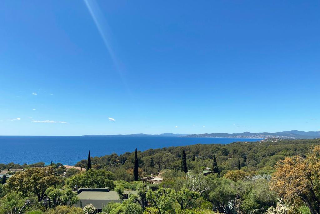 Superbe petite villa moderne surplombant la mer - 4