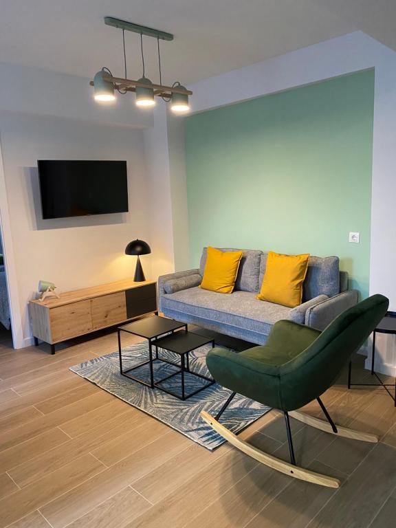 Bright 3BR Apartment 300m to Beach AC - 5