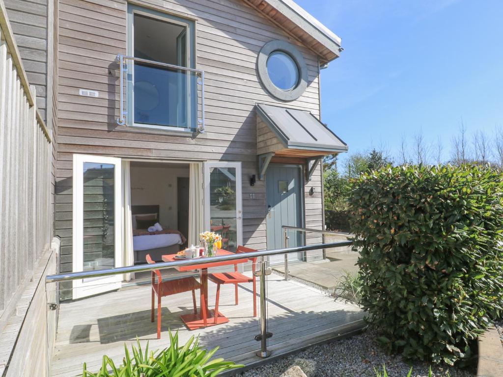 Azure Retreat at Una, St Ives