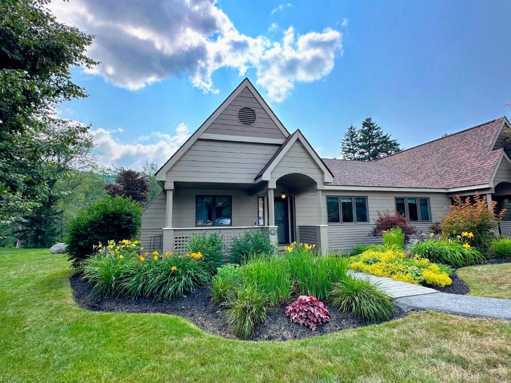 FV43 Bretton Woods single level home with AC on golf course, Rye