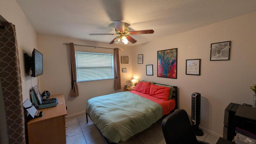 Introverts Paradise! Central Largo and Pinellas! 15 mins to beaches!, Largo