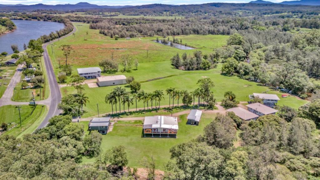 Galahs By The River Collection - Sleeps 31 Guests, Repton