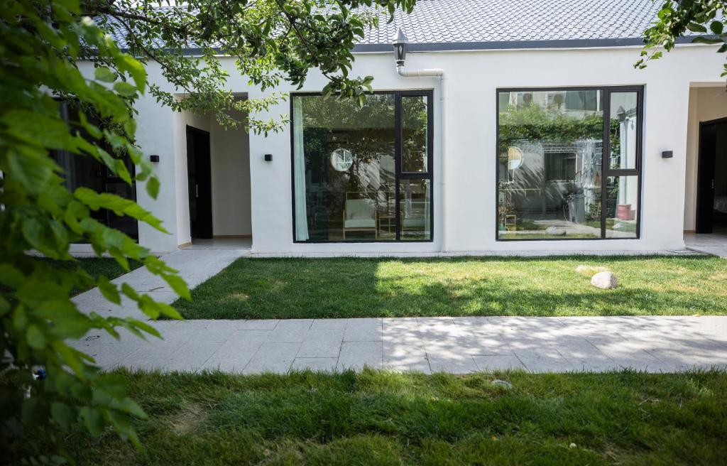 Yining Biezhi B&B, Yining Airport