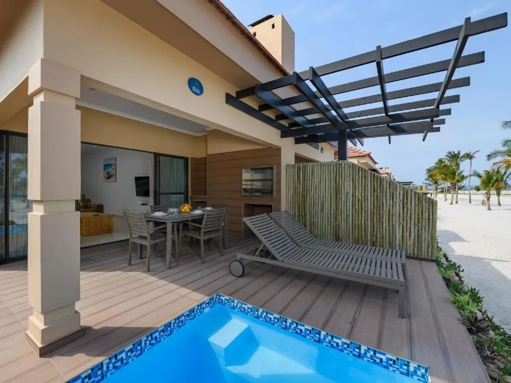 Beachfront Luxury Villa - Private Pool & Sunset Views, hotel in Vila Praia Do Bilene