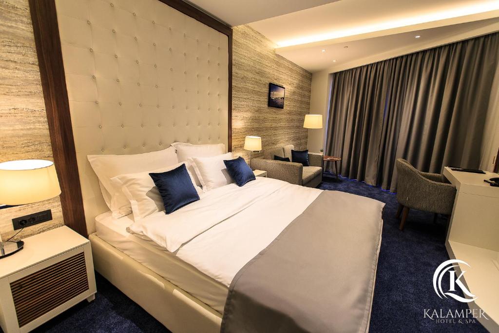 Deluxe szoba kétszemélyes ággyal, erkéllyel és tengerre nyíló kilátással