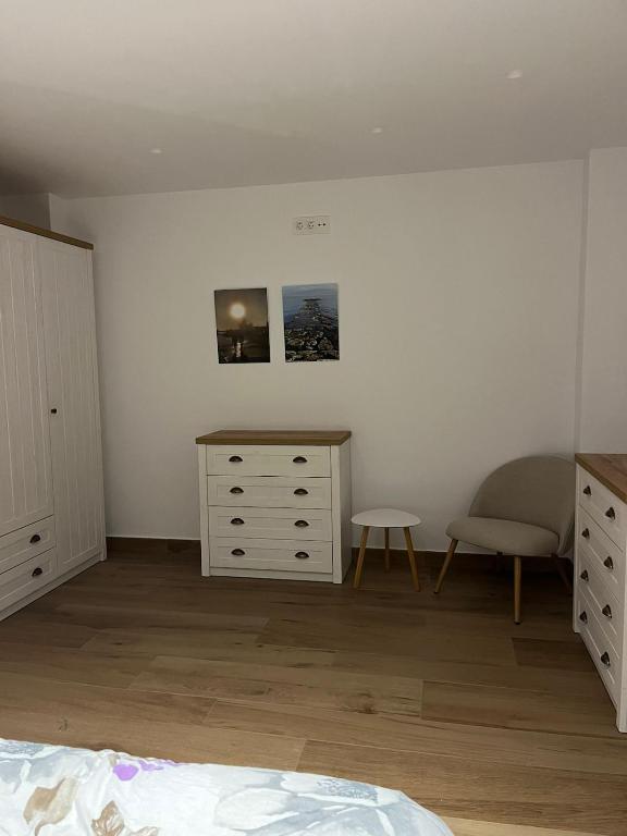 Luxury renovated 2-bedroom apartment with pool - 4