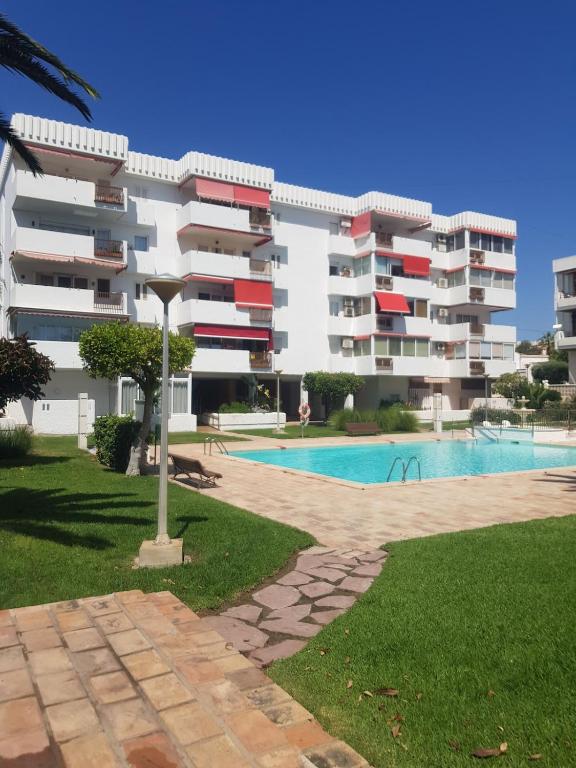 Luxury renovated 2-bedroom apartment with pool - 5