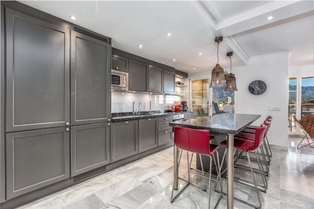 3 bed duplex by Puerto Banus, Marbella, 3 pools, Sea views - 5
