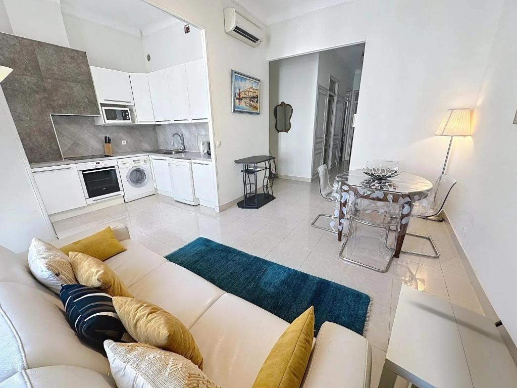 2 bedroom Forville. 8 mins from the Palais. 328 - 3