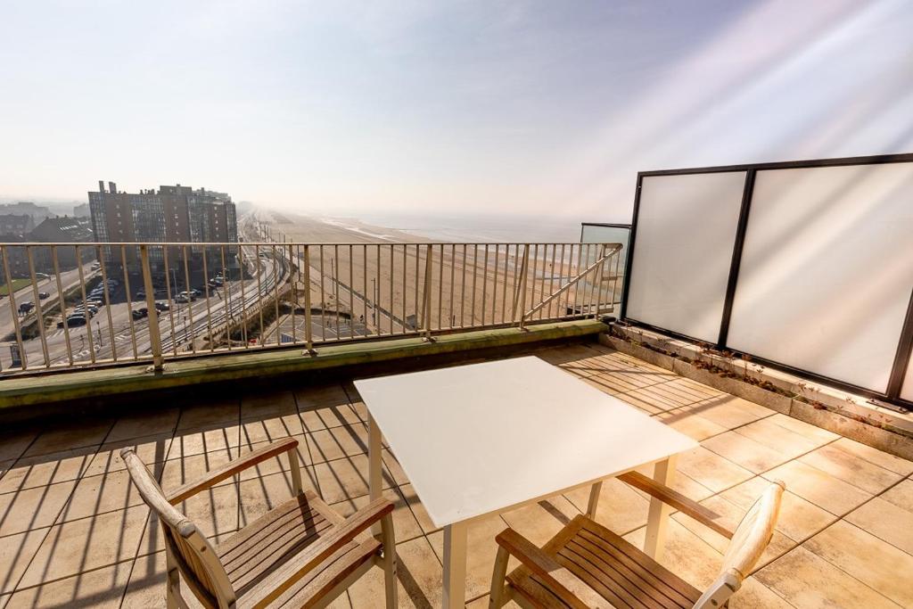 Studio with a unique terrace and amazing panoramic view of the sea T45, Ostende