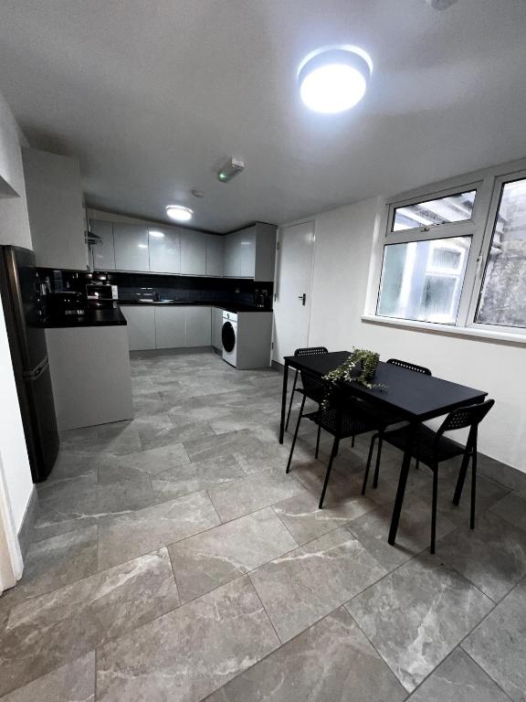 Bright & Spacious 4 Double Bedroom Home for 8 People, Dowlais