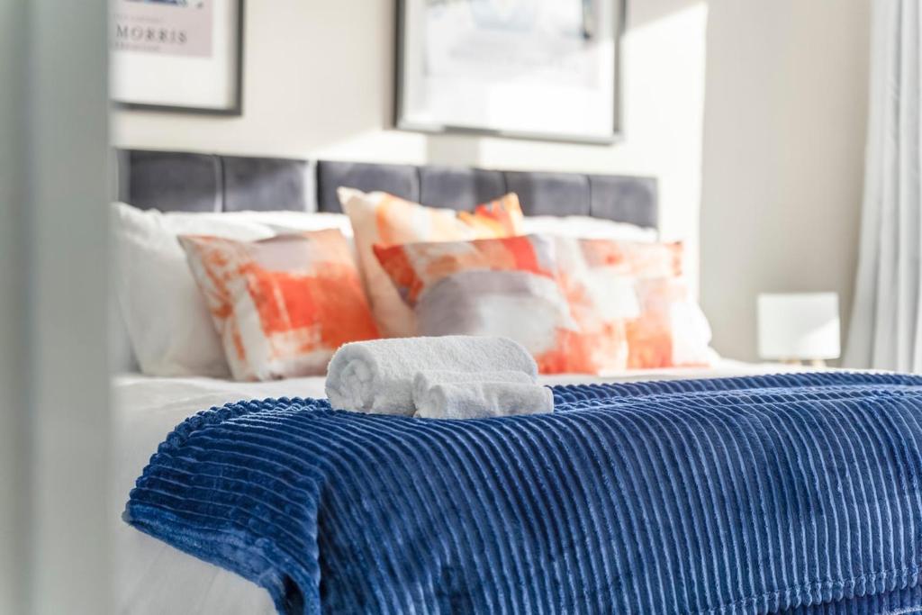 Spacious 4-Bedroom Gloucester Home, Sleeps 6, High-Speed WiFi, Plenty of Parking, Gloucester