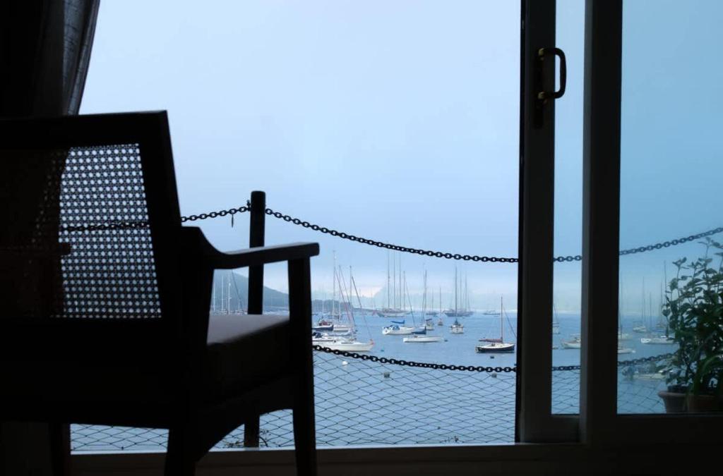 Spectacular Waterfront Views With Parking At 'Mariners Mirror', Falmouth
