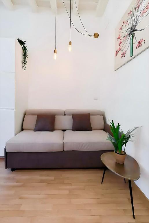 Sottocorno White, historic center, Milan - 2
