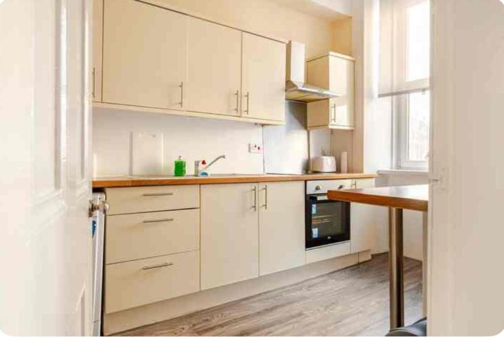 3 Bedroom Central Apartment - Pet Friendly + Parking photo 3