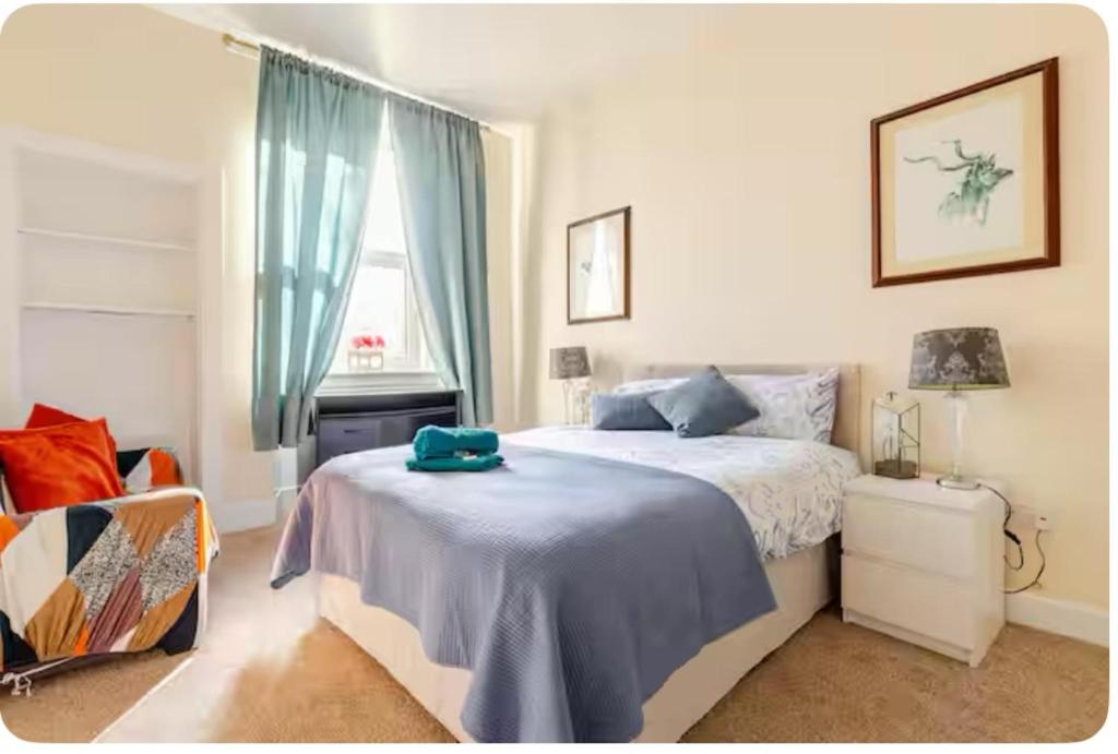 3 Bedroom Central Apartment - Pet Friendly + Parking photo 2