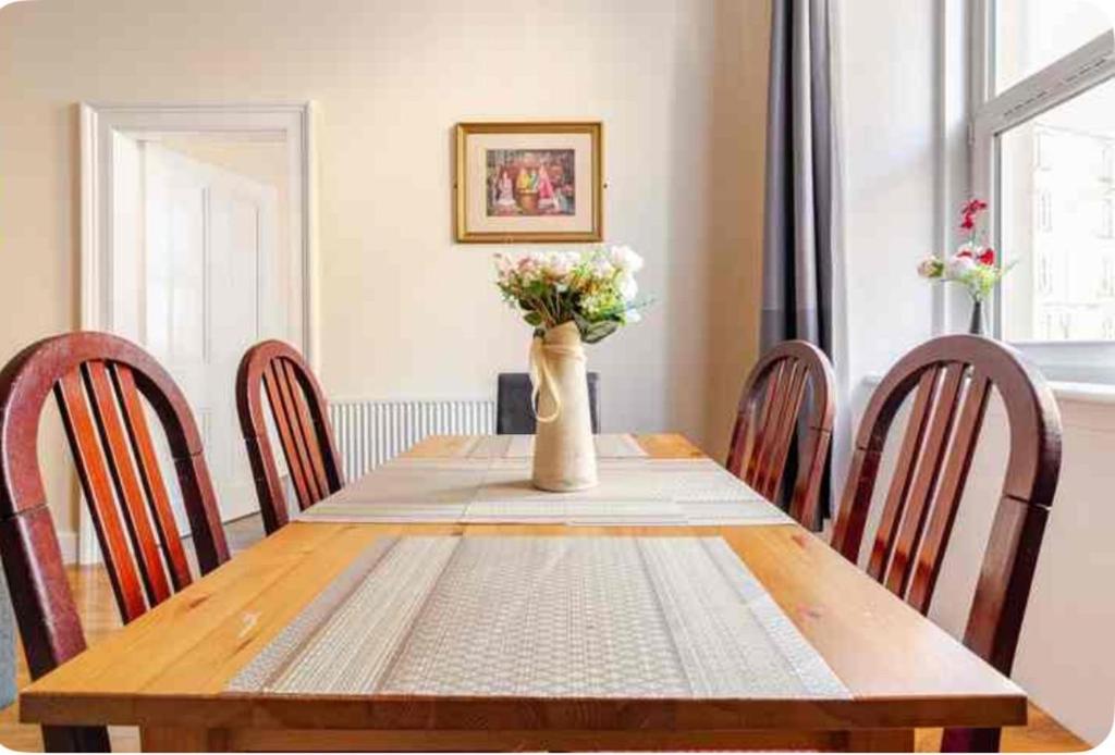 3 Bedroom Central Apartment - Pet Friendly + Parking photo 7