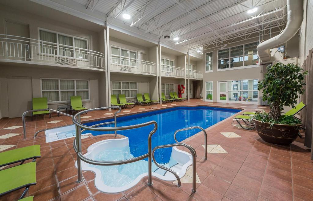 Hotel & Suites Le Dauphin Drummondville photo