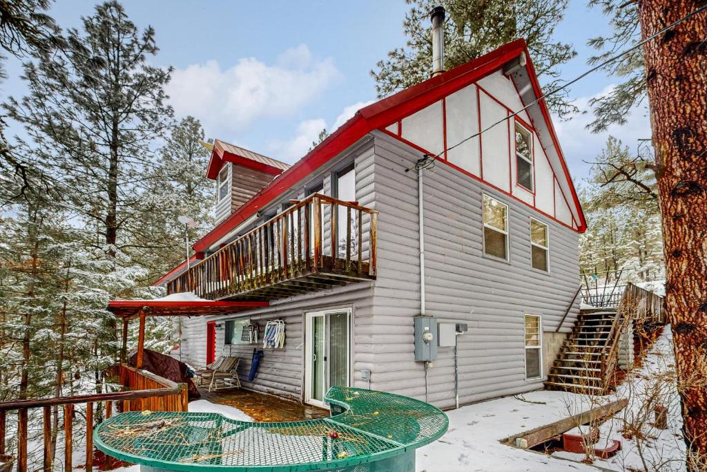 Crown Point Hideaway, Cascade