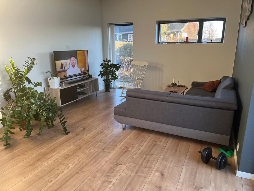 Modern Home for a Spring Getaway, Hinge