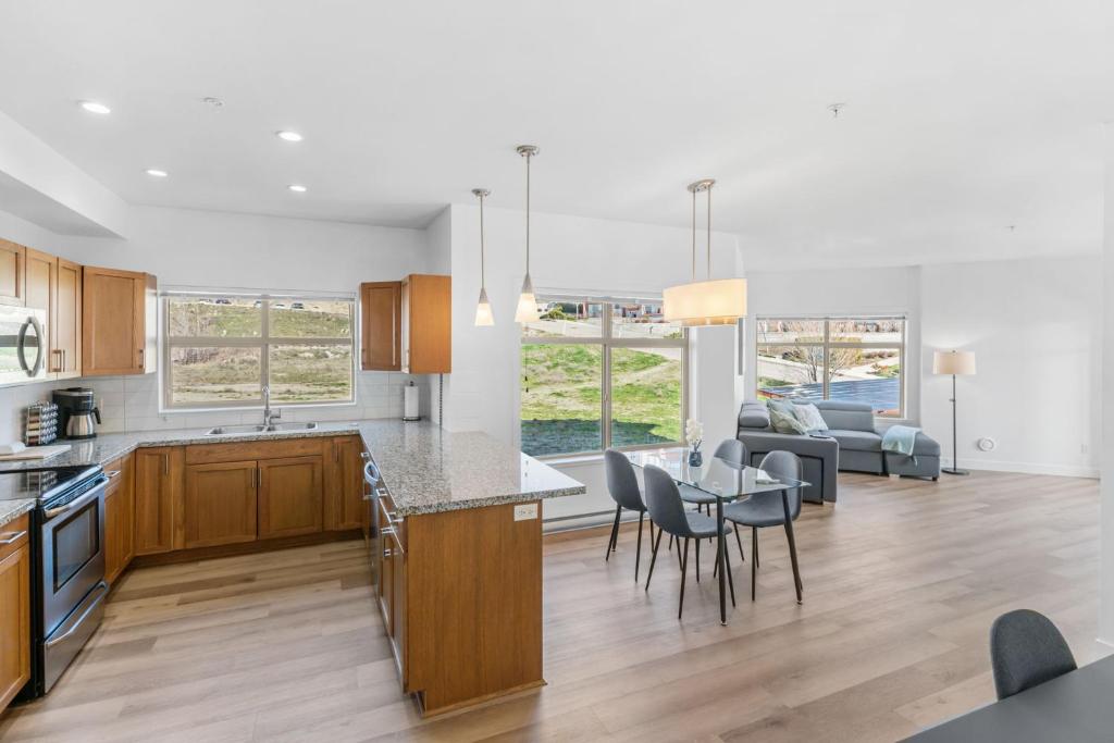 Luxury Lake View Condo in West Kelowna, 5 Star Resort with Pool, Hot Tub and Gym, West Kelowna