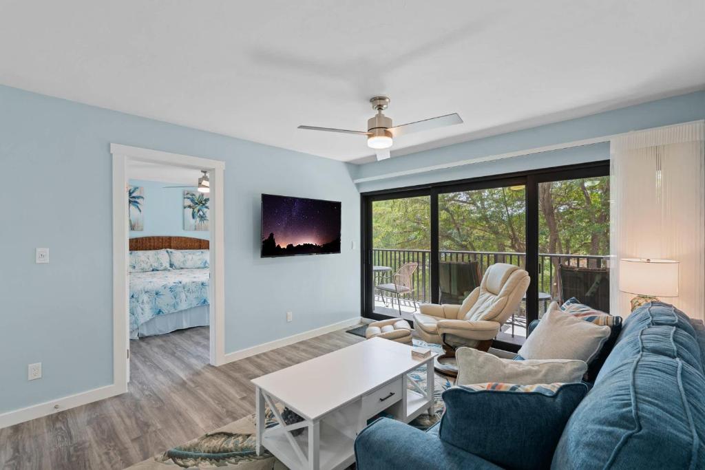 Luxury With Private Lanai Views and Close to the Pool, Naples