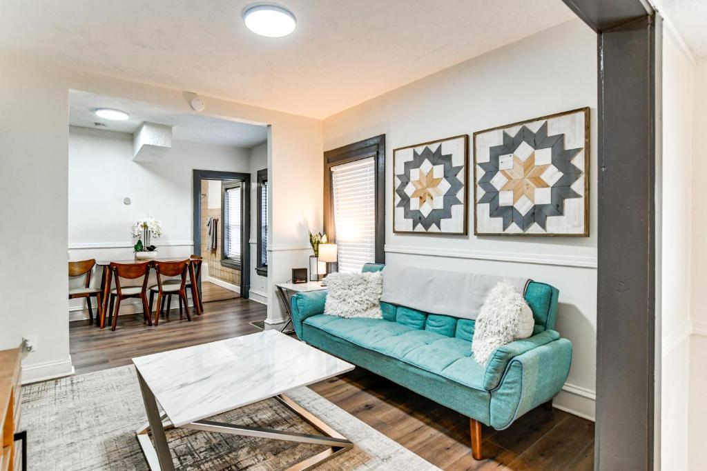 Walkable Location Welcoming Unit in Omaha, Omaha