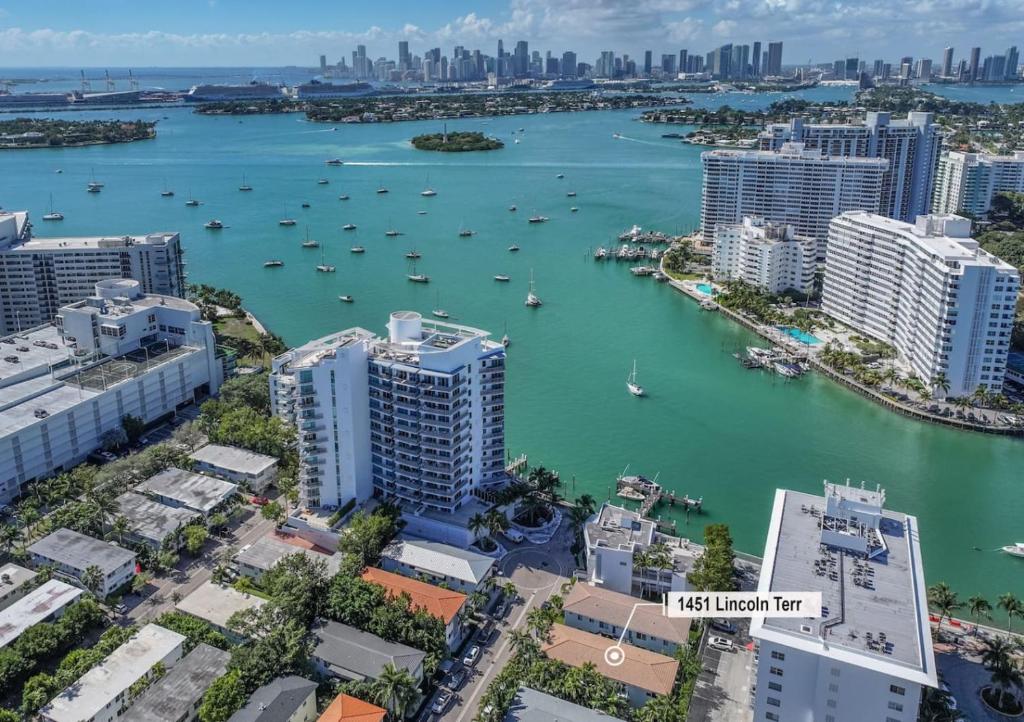 Lux Designer Apt 2BR and 2BA in the Heart of MIA Beach, Miami Beach