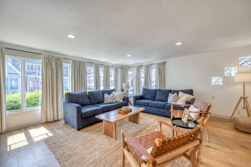 221CL 221 Claressa Ave, Avalon